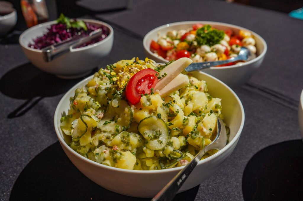 bols de salade de pommes de terre aux herbes sur une table dressée