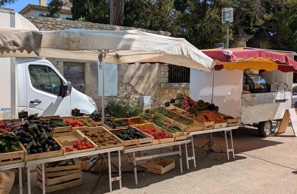 étal de fruits et légumes d'un marché de plein air, cagettes alignées