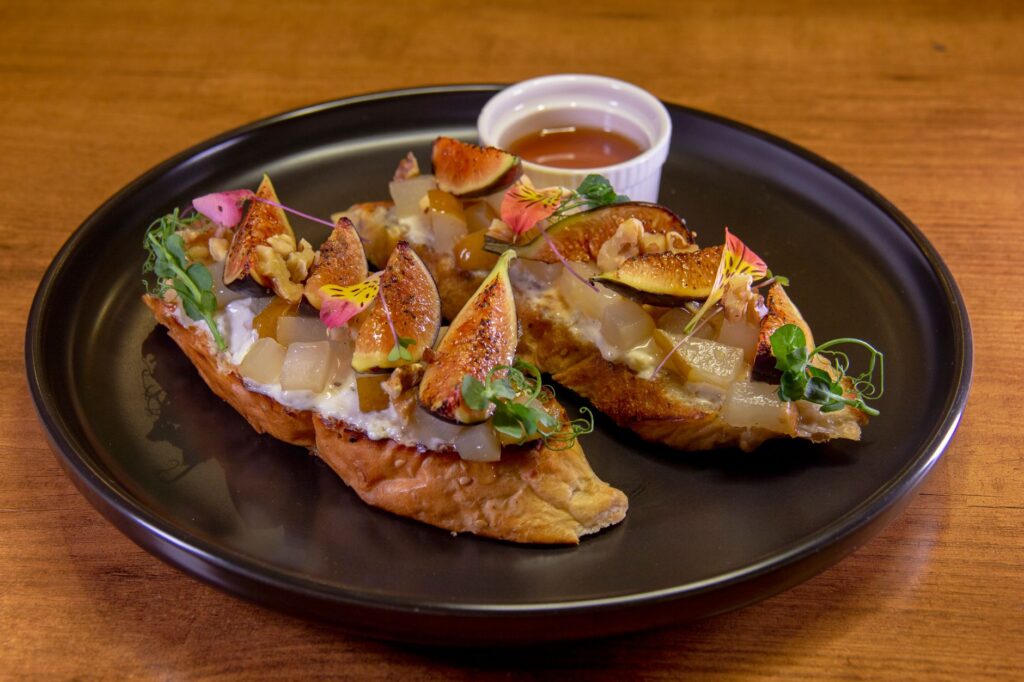 tartines de pain garnies de fromage frais et de figues sur une assiette