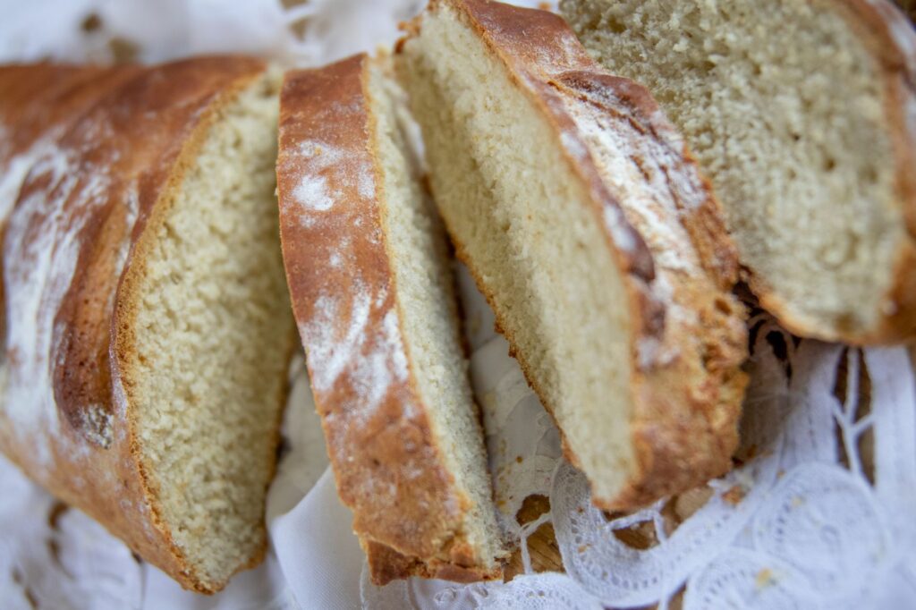 miche de pain de campagne coupée en tranches épaisses